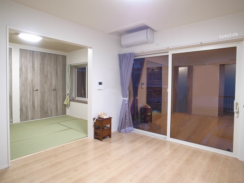 天窓から光が降り注ぐリビングと、生活動線上にあるサンルームが快適な間取りの家(八戸市是川)