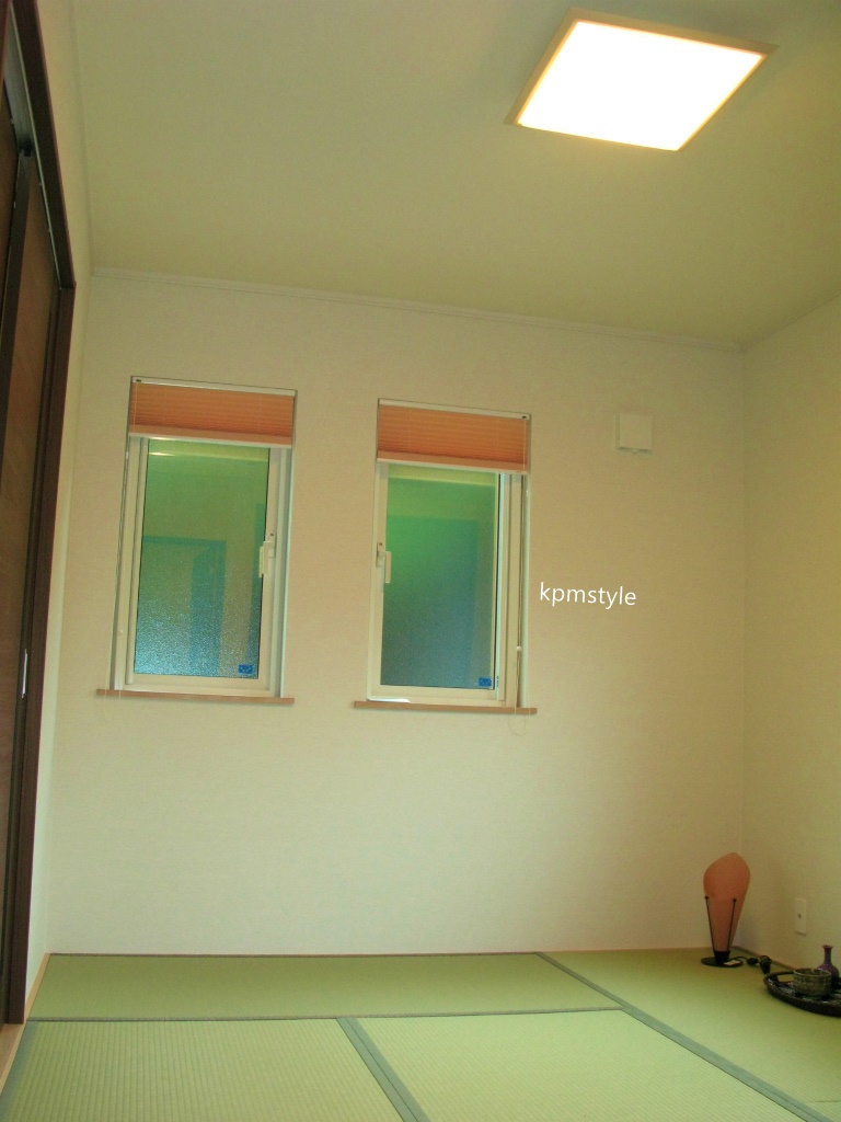 天窓から光が降り注ぐリビングと、生活動線上にあるサンルームが快適な間取りの家(八戸市是川)18